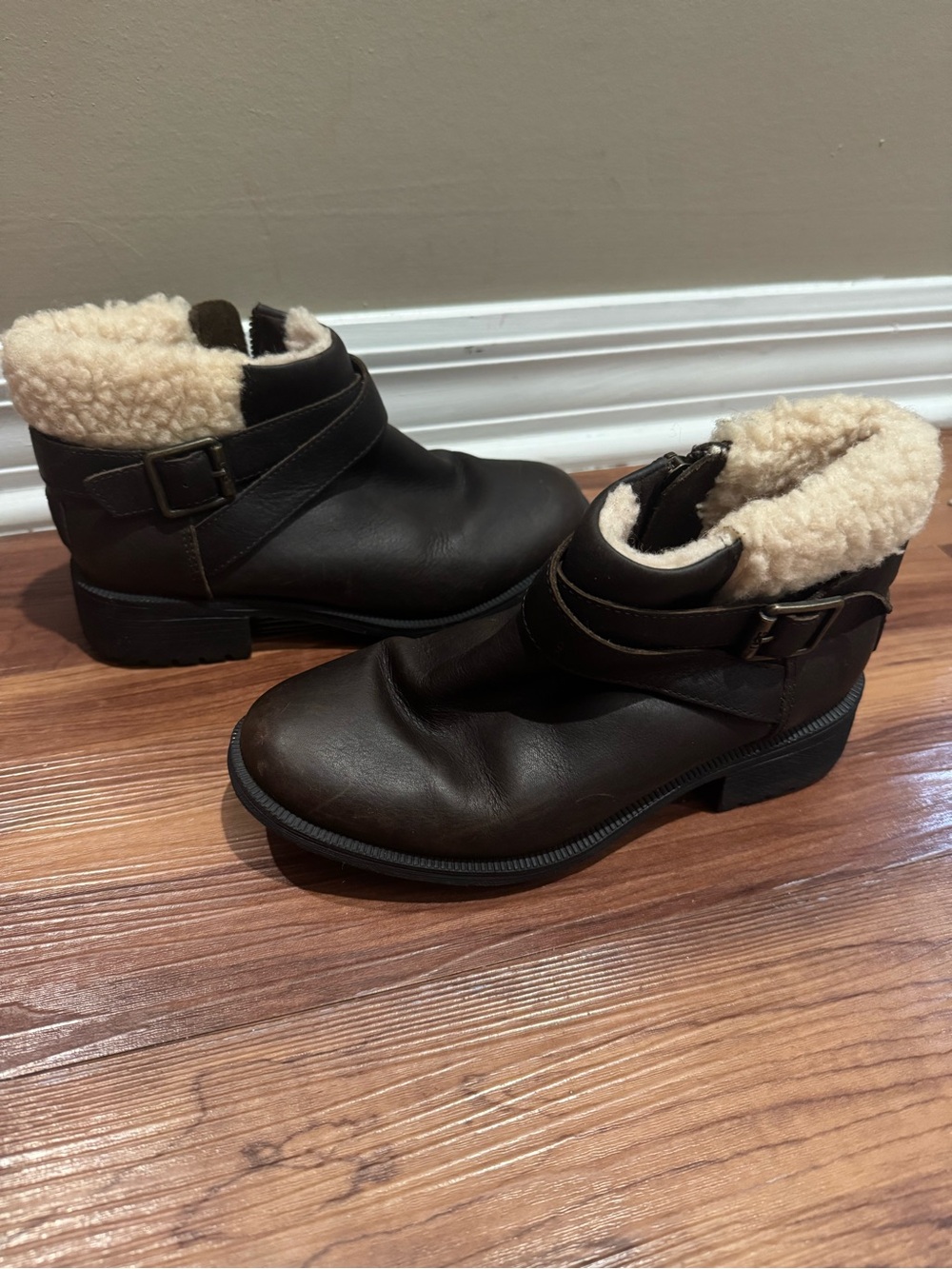 Ugg sz 5 Women's Brown Shearling Ankle Boots